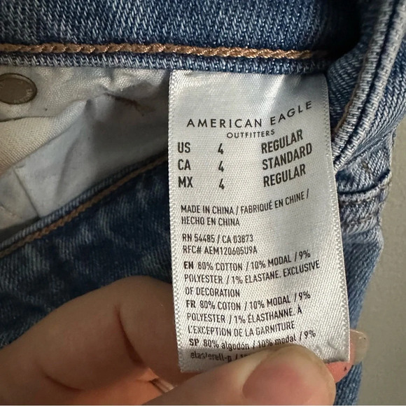 American Eagle Women's Distressed Mom Jean Light/Medium Wash. Size 4 Reg - Picture 8 of 8